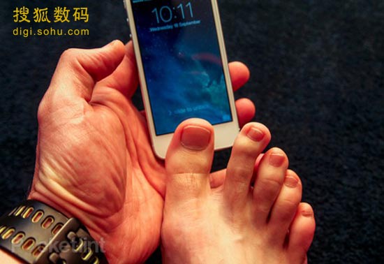 原来用脚趾也能解锁iPhone 5S？！